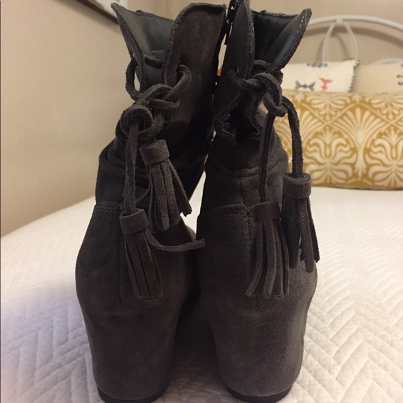 NWOT Gray Faux Suede White Mountain Booties! - Picture 2 of 4